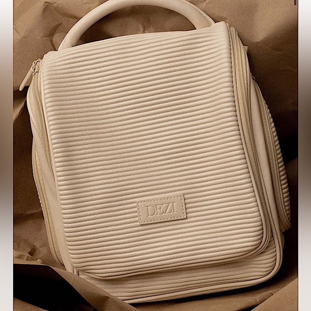 Dezi Hanging Travel Cosmetic / Toiletry Bag